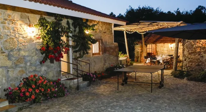 agualonga-villas-alojamento-local-fachada-patio-noturno-01